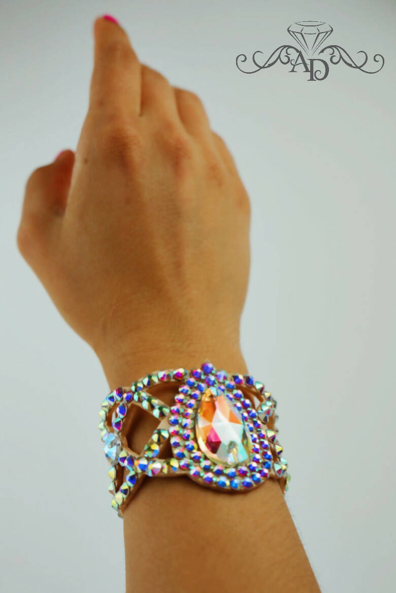Bright stone hand bracelet "Marian"